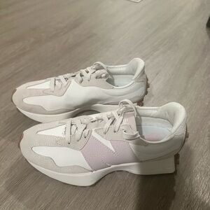 New Balance 327 Women's White, neutral and lavender Sneakers sz 7